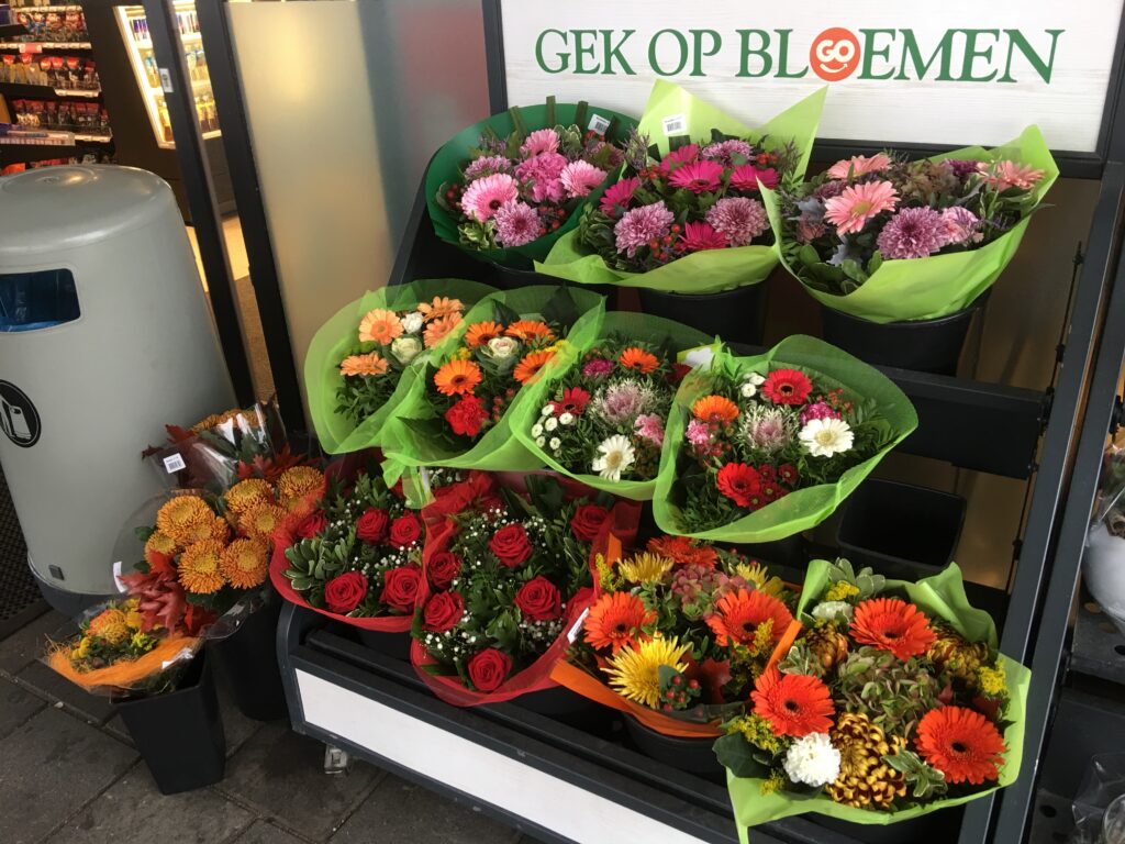オランダのガソリンス花売り場。花束の販売什器。