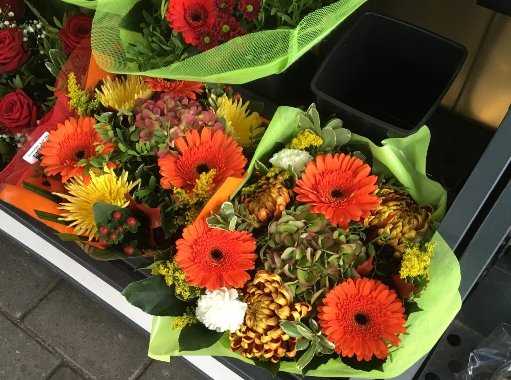 ガーベラ、ディスバッドマム、あじさい、カーネーション、ソリダゴでつくった花束(ブーケ)と、ガーベラ、あじさい、ディスバッドマム(アナスタシア)、ヒペリカム、ソリダゴでつくった花束。